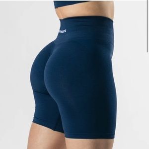 Alphalete amplify biker shorts - S